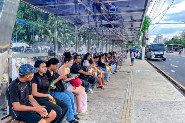 Estudante expõe qualidade de pontos de ônibus no marco com fotos no Instagram